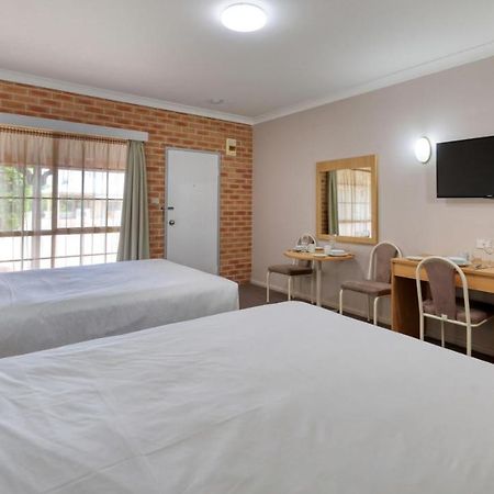 Country Gardens Motor Inn Каура Екстериор снимка