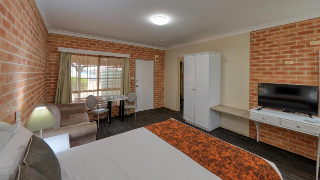 Country Gardens Motor Inn Каура Екстериор снимка