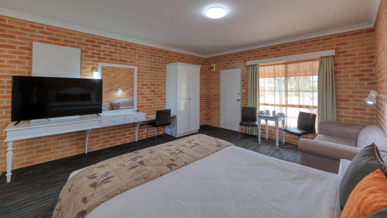 Country Gardens Motor Inn Каура Екстериор снимка