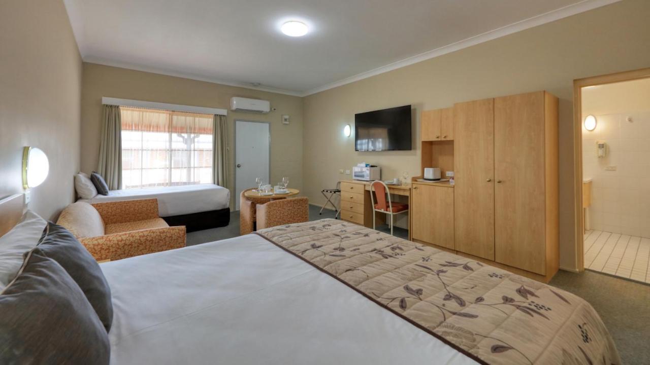 Country Gardens Motor Inn Каура Екстериор снимка