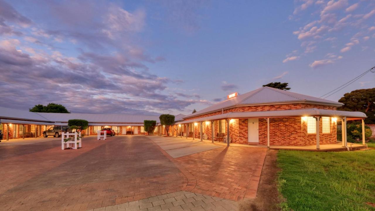 Country Gardens Motor Inn Каура Екстериор снимка