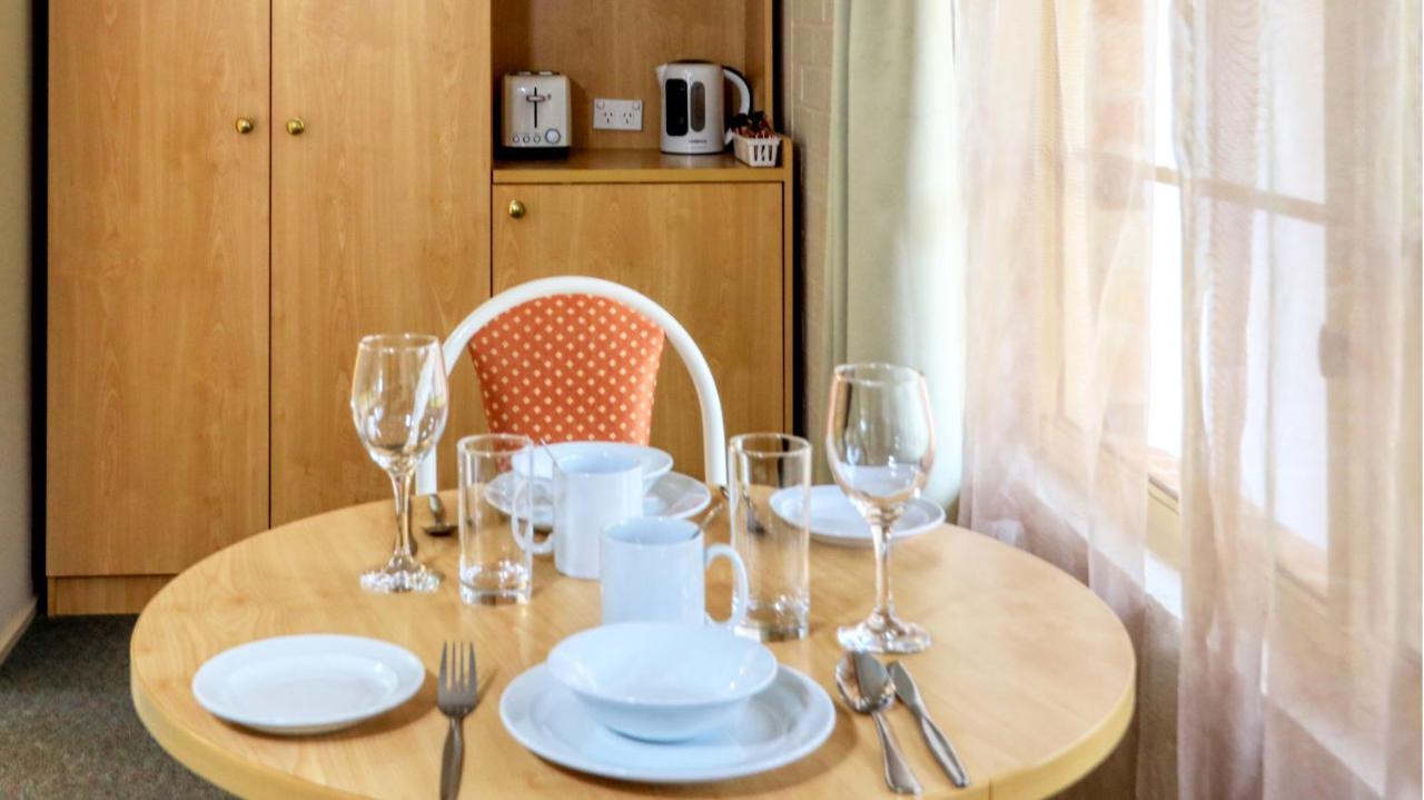 Country Gardens Motor Inn Каура Екстериор снимка