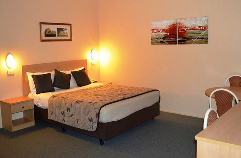 Country Gardens Motor Inn Каура Екстериор снимка